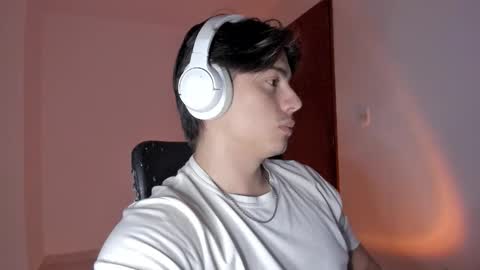 Snapshot of gio_russo chatting on 10.28.25 GioRusso online show from 10.28.25