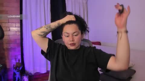 girl_inline online show from 11.18.25