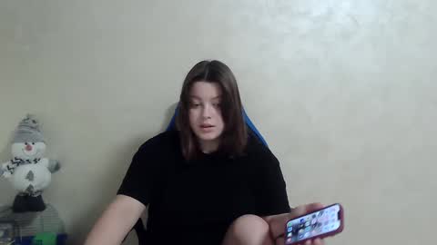 Snapshot of girl_leya chatting on 12.23.24 girl_leya online show from 12.23.24