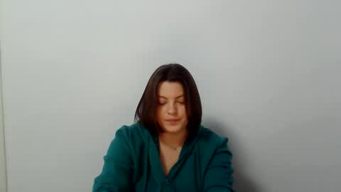 Snapshot of girl_leya chatting on 11.17.25 girl_leya online show from 11.17.25
