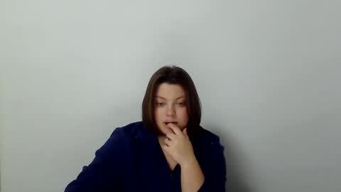 Snapshot of girl_leya chatting on 11.18.25 girl_leya online show from 11.18.25