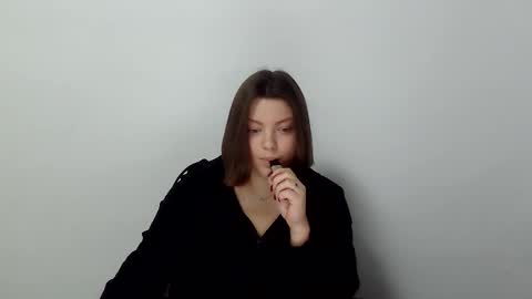 Snapshot of girl_leya chatting on 11.26.25 girl_leya online show from 11.26.25