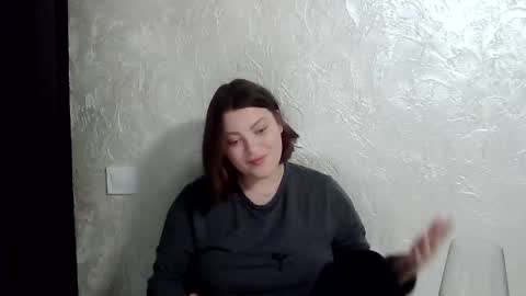 Snapshot of girl_leya chatting on 12.14.25 girl_leya online show from 12.14.25