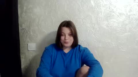 Snapshot of girl_leya chatting on 12.15.25 girl_leya online show from 12.15.25