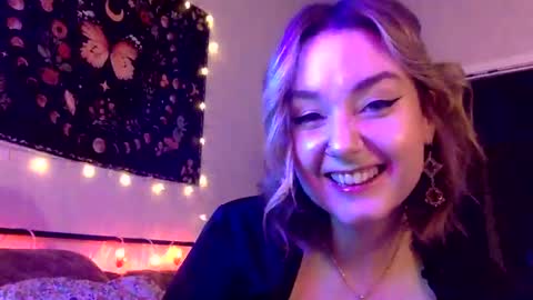 Snapshot of givemesweetdreams chatting on 12.13.24 givemesweetdreams online show from 12.13.24