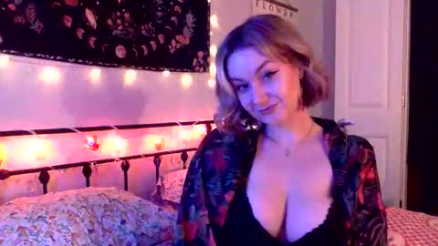 Snapshot of givemesweetdreams chatting on 11.15.25 givemesweetdreams online show from 11.15.25