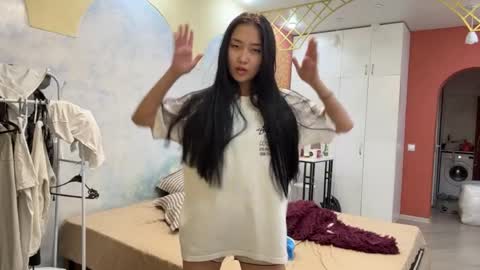 Mia online show from 04.12.26