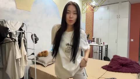 Mia online show from 04.13.26