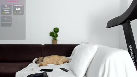 Snapshot of glowing_blonde chatting on 01.17.26 Alice online show from 01.17.26