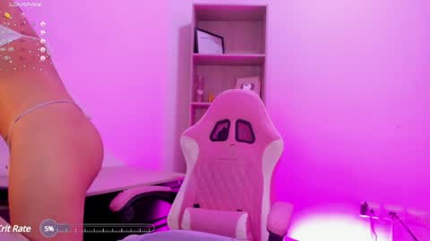 Snapshot of gold__queen chatting on 02.08.25 gold__queen online show from 02.08.25