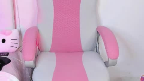 Snapshot of golden_issy chatting on 02.14.26 golden_issy online show from 02.14.26