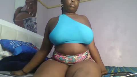 Snapshot of goldencurves_bunny chatting on 01.14.26 Bella online show from 01.14.26