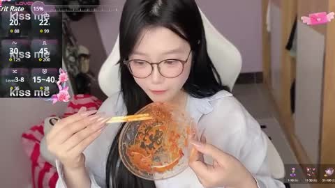 Snapshot of gorgeous_girl33 chatting on 02.25.25 gorgeous girl33 online show from 02.25.25