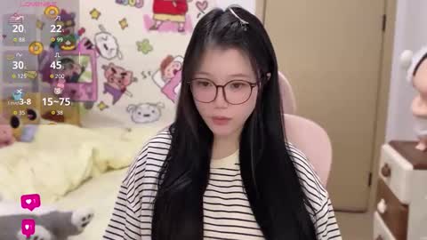 Snapshot of gorgeous_girl33 chatting on 11.08.25 gorgeous girl33 online show from 11.08.25