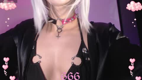 Snapshot of gothicute chatting on 04.23.26 online show from 04.23.26