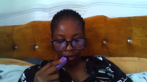 Snapshot of graceessy chatting on 11.28.25 graceessy online show from 11.28.25