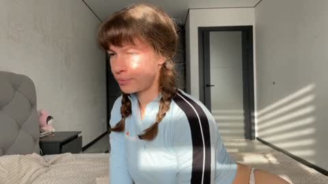 Snapshot of gracefulcharm_ chatting on 01.11.25 Daria online show from 01.11.25