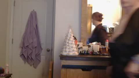 Snapshot of grateful42day chatting on 12.22.25 grateful42day online show from 12.22.25