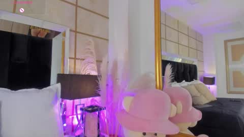 Greta Velvet  online show from 10.18.25