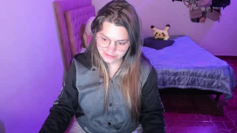 Snapshot of guinivere_blake chatting on 01.07.25 Hello Im Julieta Im 25 years old welcome to my room have fun and be happy. online show from 01.07.25