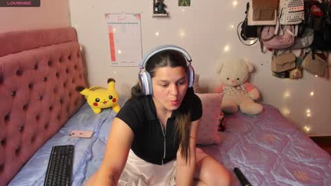 Snapshot of guinivere_blake chatting on 01.21.25 Hello Im Julieta Im 25 years old welcome to my room have fun and be happy. online show from 01.21.25