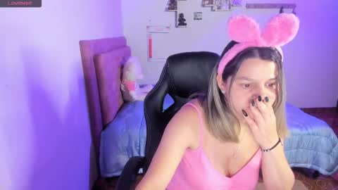 Snapshot of guinivere_blake chatting on 10.14.25 Hello Im Julieta Im 25 years old welcome to my room have fun and be happy. online show from 10.14.25