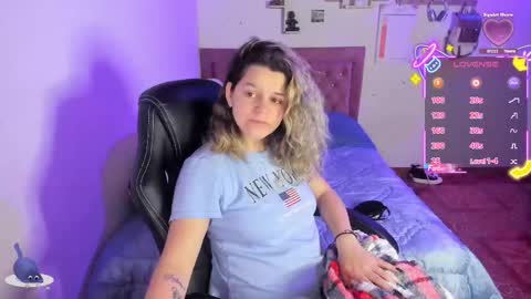 Snapshot of guinivere_blake chatting on 10.22.25 Hello Im Julieta Im 25 years old welcome to my room have fun and be happy. online show from 10.22.25