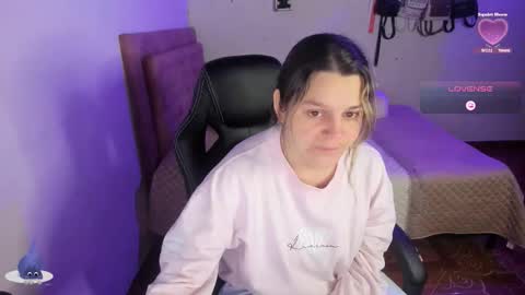 Snapshot of guinivere_blake chatting on 11.22.25 Hello Im Julieta Im 25 years old welcome to my room have fun and be happy. online show from 11.22.25
