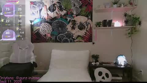 Snapshot of gunzinrose chatting on 09.11.25 Kylie online show from 09.11.25