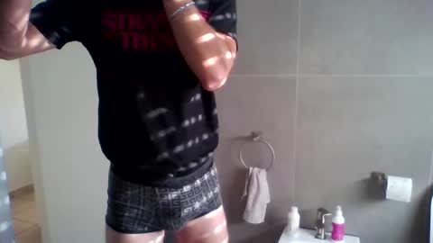 Snapshot of guy2015big chatting on 09.23.25 Flo online show from 09.23.25