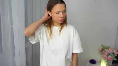 Snapshot of gwendacaloca chatting on 12.18.25 Kira online show from 12.18.25