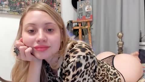 h0ney__bunny online show from 10.23.25