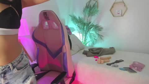 Hadid online show from 04.16.26