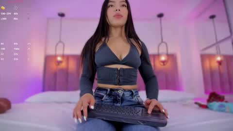 Snapshot of haily_b chatting on 10.06.25 Haily online show from 10.06.25