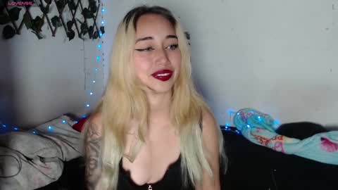 Snapshot of hallie_cam chatting on 09.29.25 reashell online show from 09.29.25