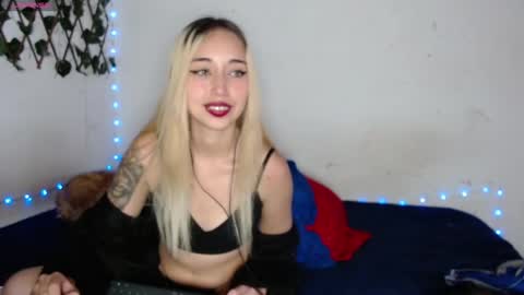 Snapshot of hallie_cam chatting on 10.02.25 reashell online show from 10.02.25