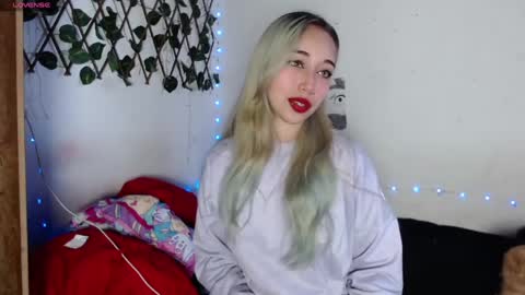 Snapshot of hallie_cam chatting on 10.05.25 reashell online show from 10.05.25