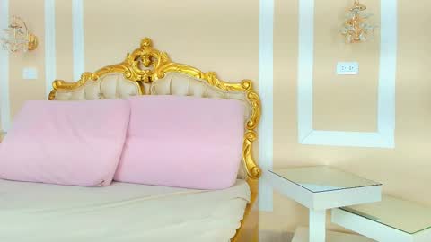 Hallie Stone online show from 01.08.26