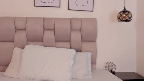 hanna__evans_ online show from 09.30.25