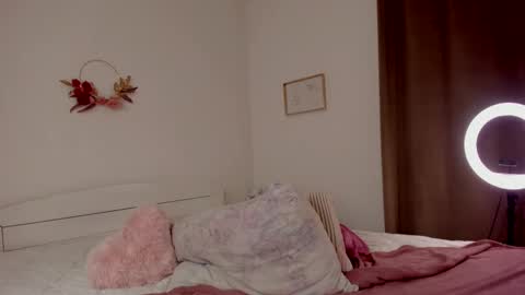 HannahIm a simple girl who likes gifts Lovense is activeThere are legends that in this room all your wish can come true online show from 02.15.25