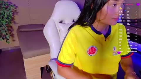 hannahmonttgomery  Help me reach 100 Hands up online show from 06.27.26