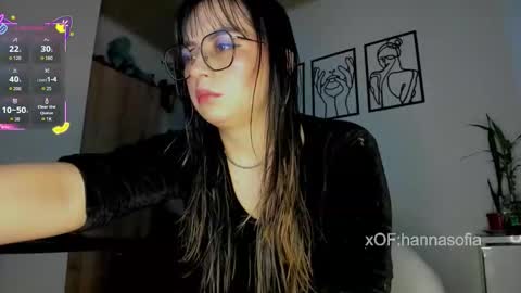 Snapshot of hannasofiax chatting on 10.28.25 hannasofia x Schedule 700 -1400GTM-5 online show from 10.28.25