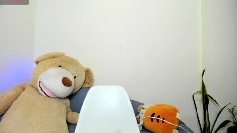 Snapshot of hanny_13 chatting on 05.16.26 taylor live online show from 05.16.26