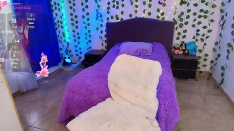 HAZEL LYNN ROSS online show from 12.07.24