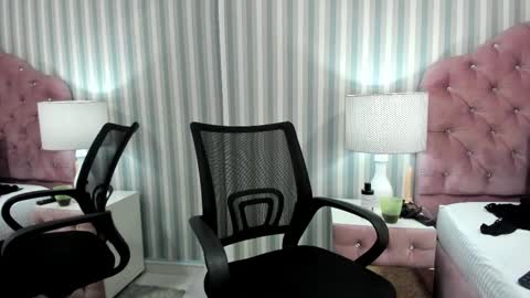 Snapshot of hazelmoret chatting on 02.21.25 HazelMoret online show from 02.21.25