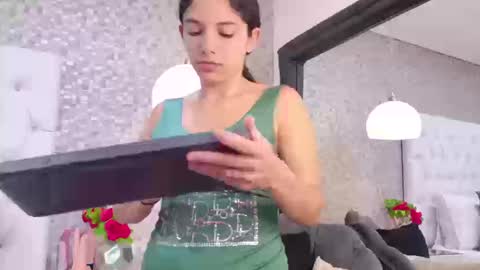 Snapshot of hazelmoret chatting on 09.09.25 HazelMoret online show from 09.09.25