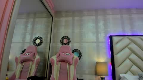 Snapshot of hazelmoret chatting on 09.17.25 HazelMoret online show from 09.17.25