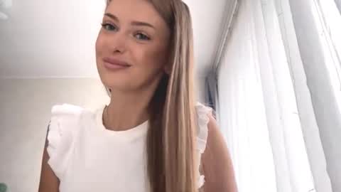 Snapshot of heart_petal chatting on 09.26.25 Mona online show from 09.26.25