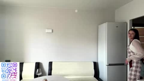 Snapshot of heart_petal chatting on 11.04.25 Mona online show from 11.04.25