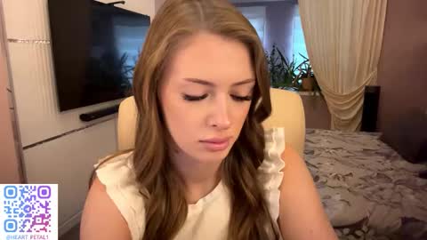 Snapshot of heart_petal chatting on 11.08.25 Mona online show from 11.08.25